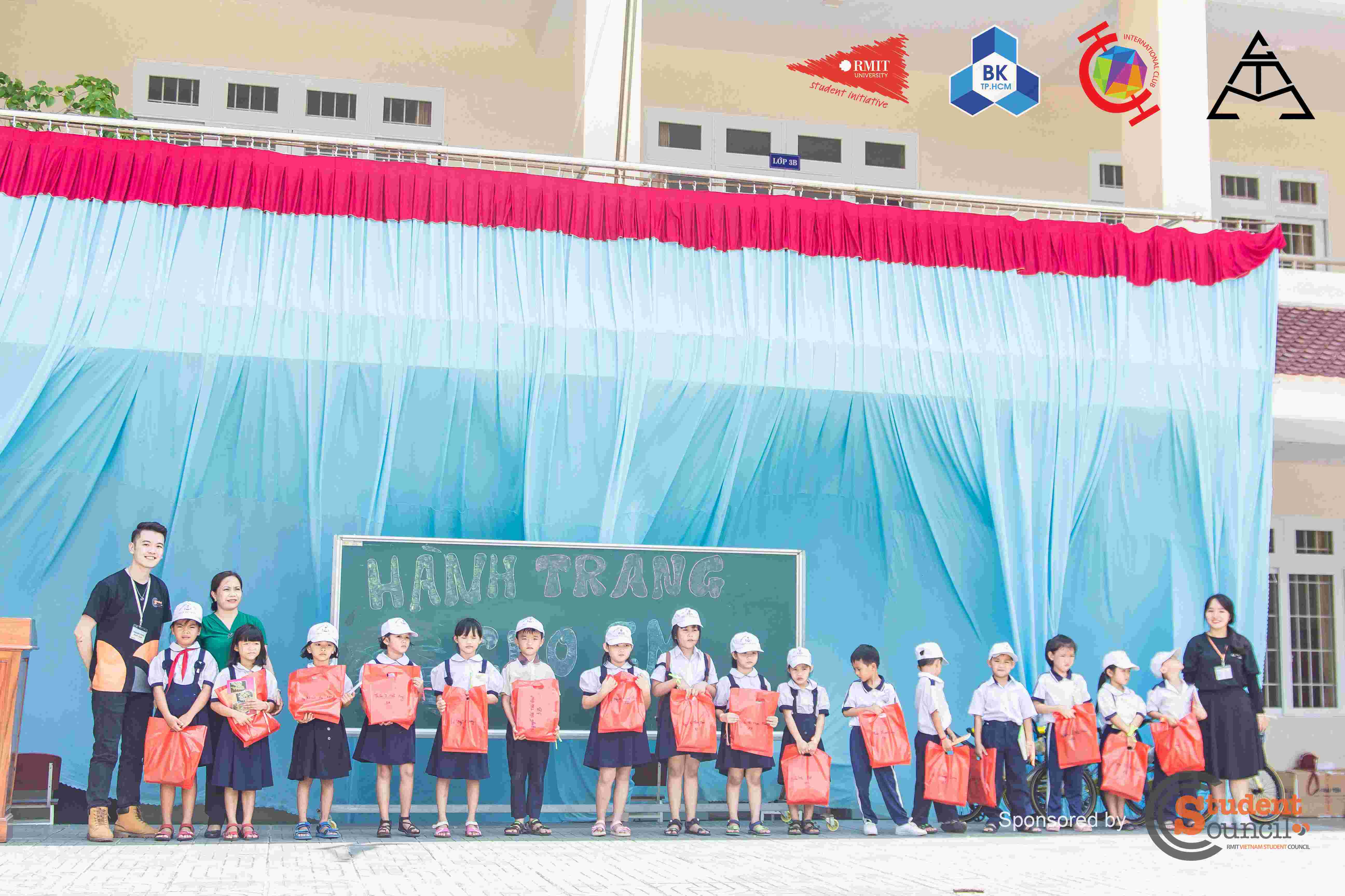 More than 350 new notebooks were given out to 150 primary school pupils. 