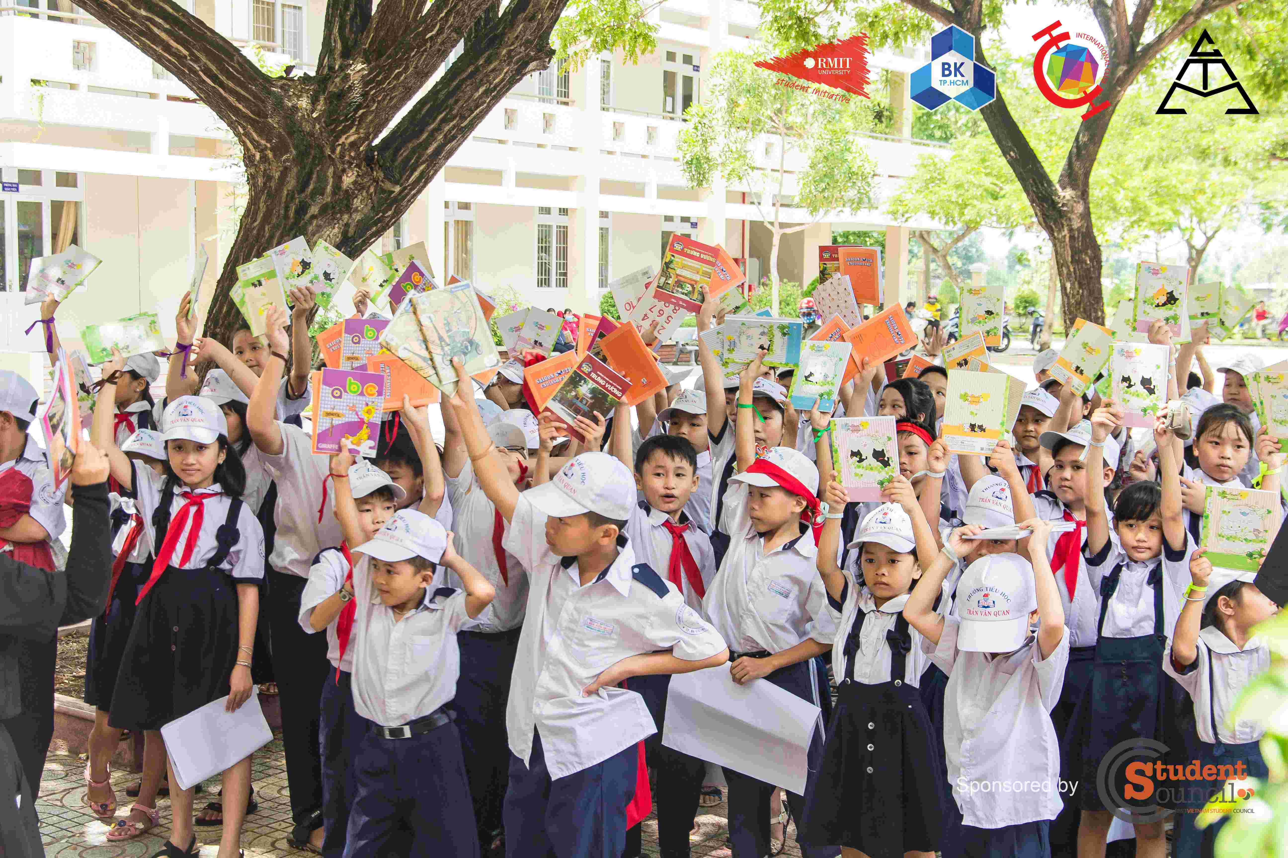It was a memorable back-to-school event for pupils of Tran Van Quan primary school.  