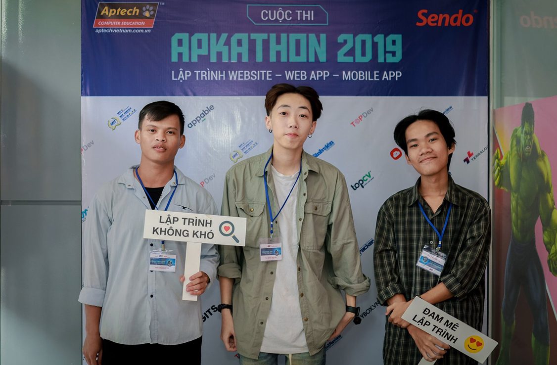 RMIT student Duong Phan Quan Vu (pictured centre) with two fellow Glixylus members from the University of Information Technology, Dinh Hoang Luon (pictured left) and Nguyen Van Phu Nhan (pictured right) at an IT competition in 2019.