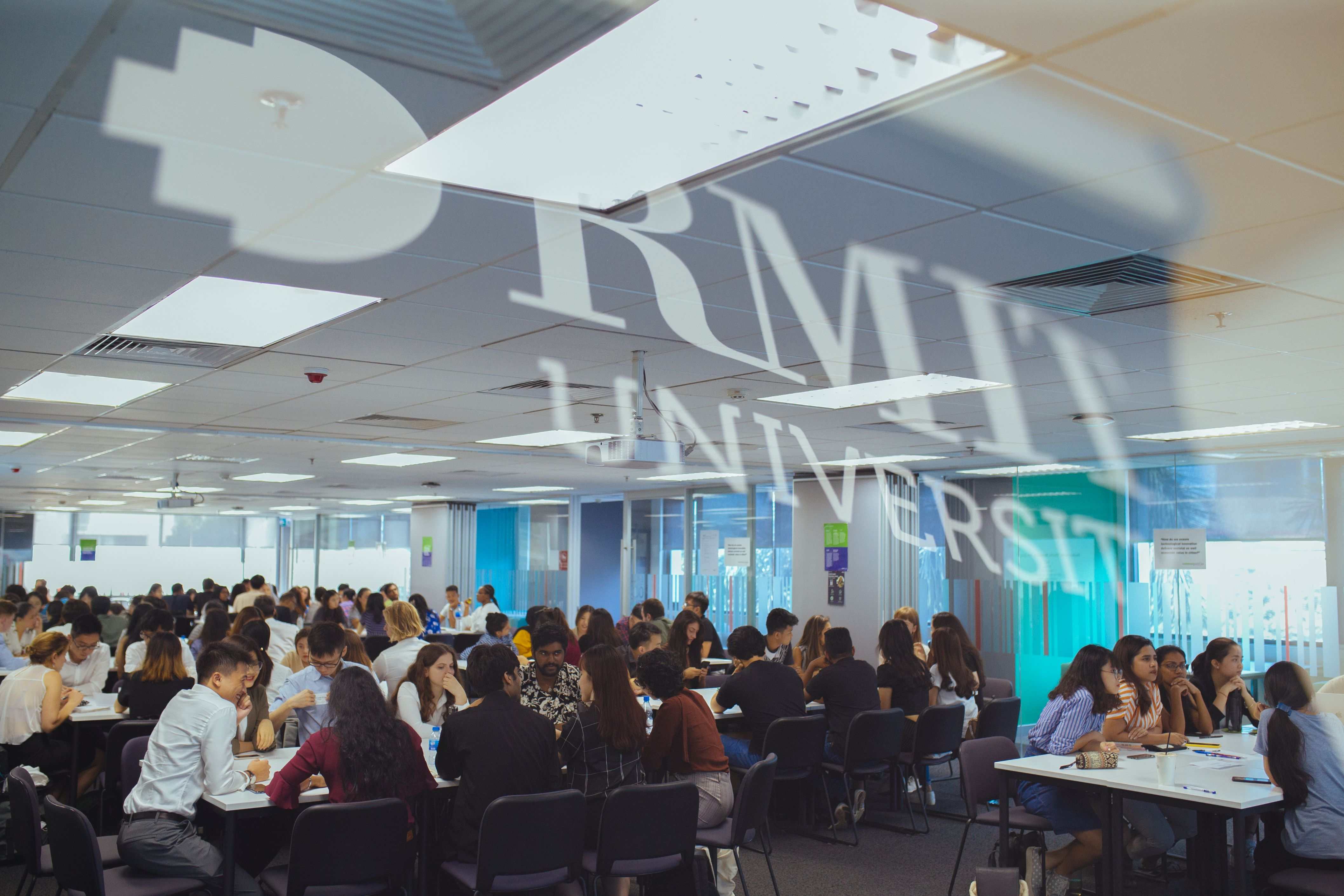 Gần 100 sinh viên từ Đại học RMIT và bốn cơ sở đối tác đã tham gia Trải nghiệm Lãnh đạo toàn cầu năm nay.  