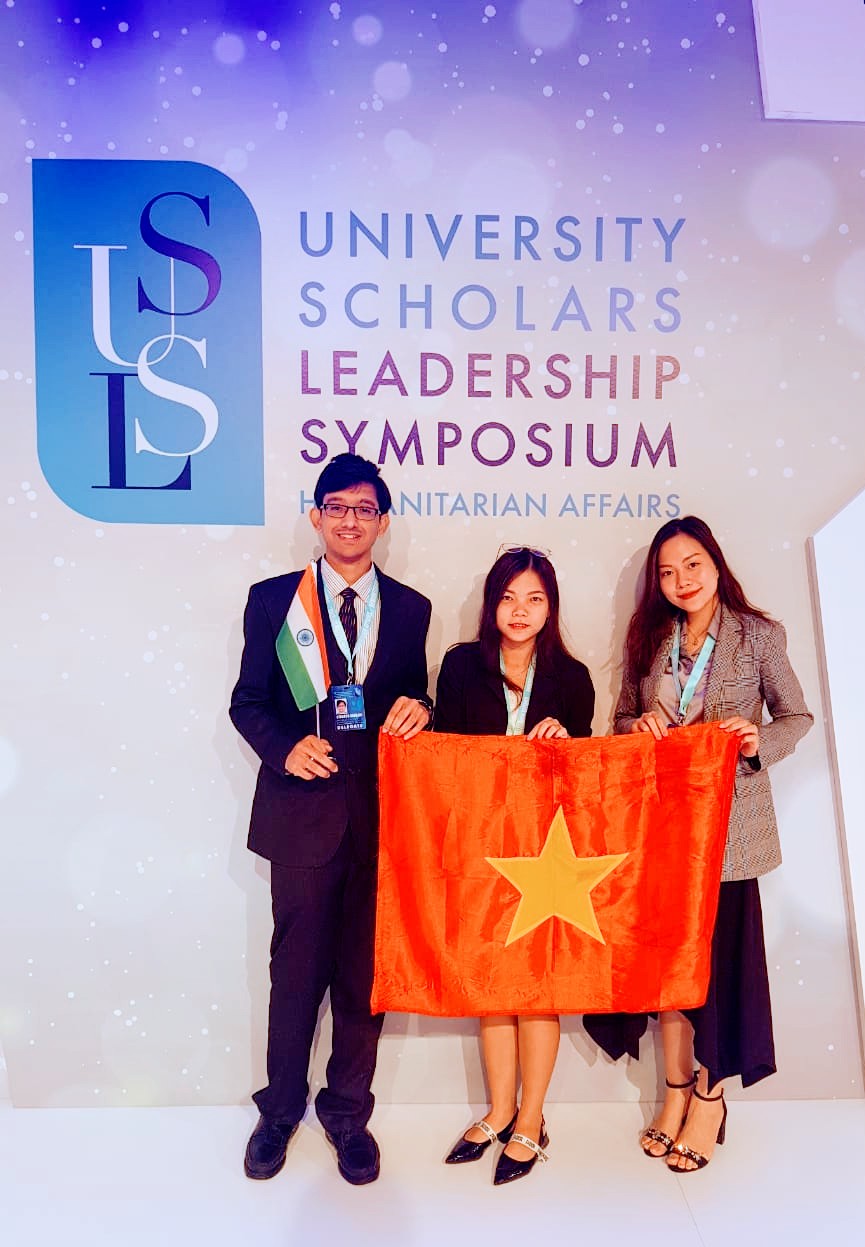 Sinh viên nhận giải thưởng Tài năng lãnh đạo sinh viên 2019: (từ trái sang) Utkarsh Sarbahi và Ngô Ngân Hà từ cơ sở Nam Sài Gòn, và Nguyễn Khánh Hà từ cơ sở Hà Nội.  
