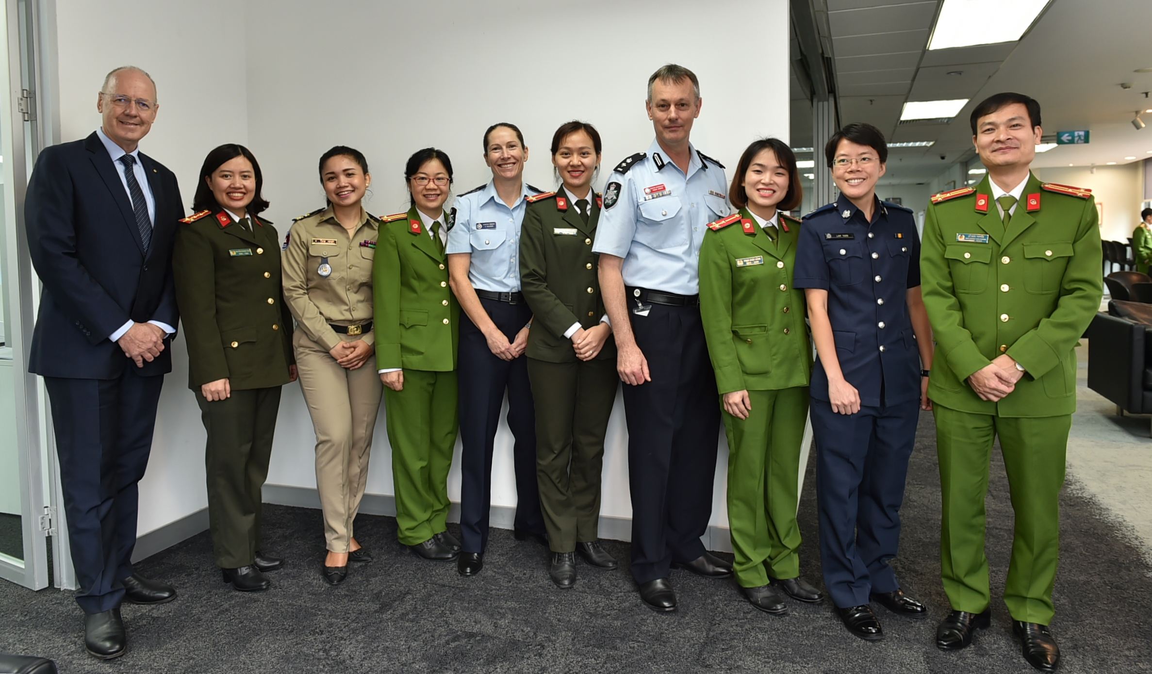 Quyền chỉ huy AFP Paula Hudson (giữa) cùng thành viên ARLEMP và đối tác gồm ông Phillip Dowler và Phó giáo sư Mathews Nkhoma (RMIT Việt Nam), và Trưởng sĩ quan liên lạc AFP Roger Brown (Cảnh sát Liên bang Úc). 