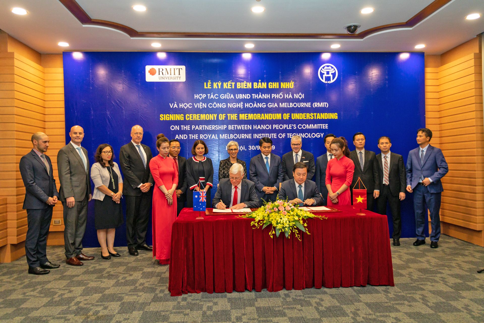 The signing ceremony was witnessed by the Chairman of Hanoi People's Committee Nguyen Duc Chung, Governor of Victoria, Australia Linda Dessau (floral blouse, middle), and representatives of Vietnam’s Ministry of Foreign Affairs and Australia's Department of Foreign Affairs and Trade. 