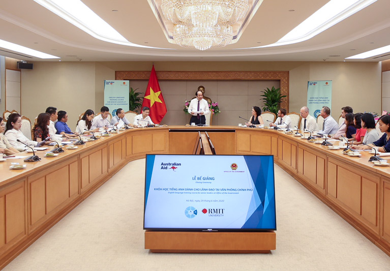 Minister and Chairman of the Office of the Government Mai Tien Dung delivered a speech in English at the closing ceremony of the training course.