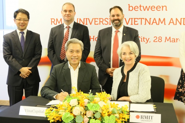 Đại diện VinaCapital và RMIT Việt Nam ký kết thỏa thuận hợp tác mời giáo sư danh tiếng trên thế giới về làm nghiên cứu về kinh tế và thị trường vốn tại Việt Nam.