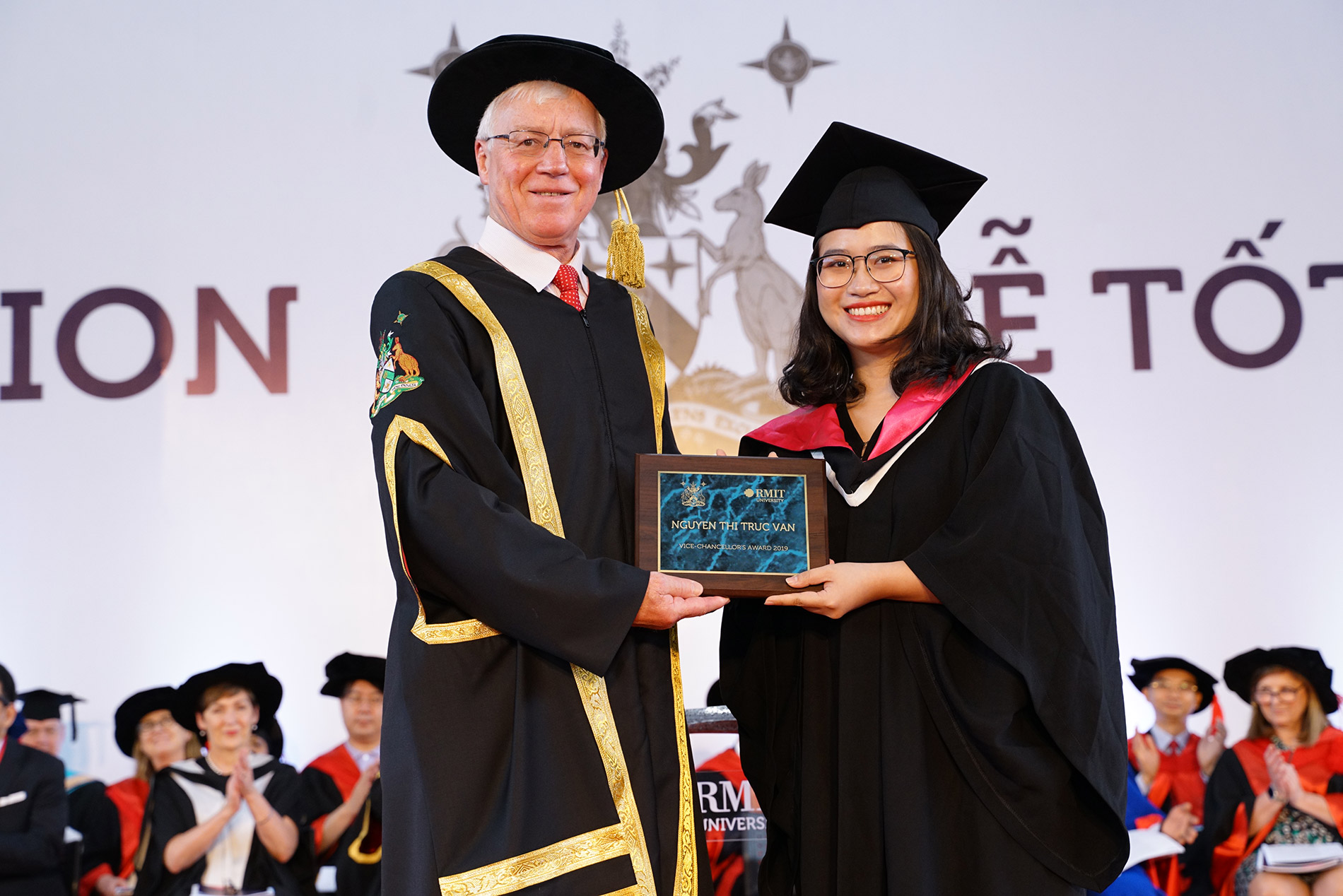 Chủ tịch Đại học RMIT Việt Nam Giáo sư Peter Coloe trao giải Sinh viên Xuất sắc cơ sở Nam Sài Gòn cho Nguyễn Thị Trúc Vân. 