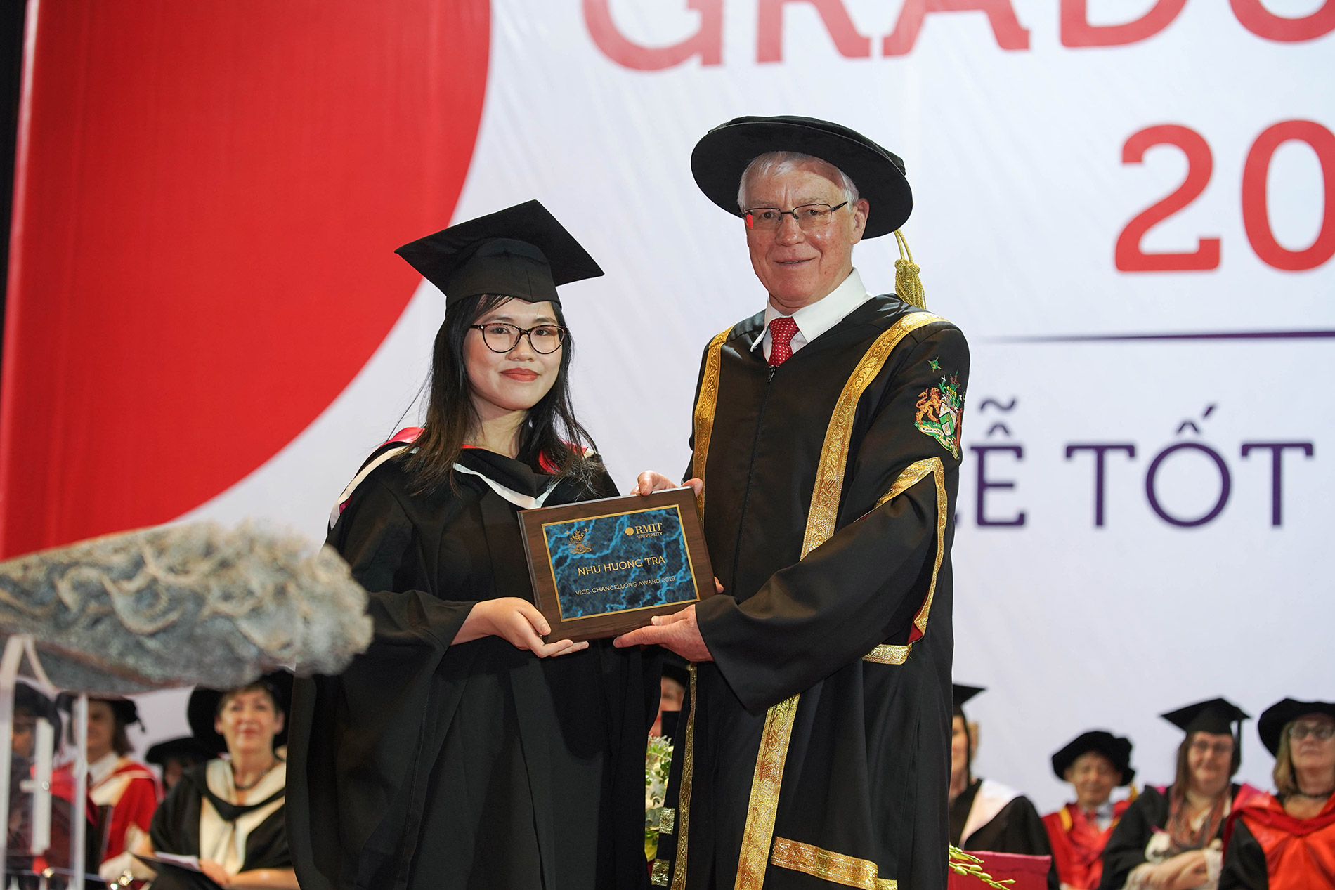 Chủ tịch Đại học RMIT Việt Nam Giáo sư Peter Coloe trao giải Sinh viên Xuất sắc cơ sở Hà Nội cho Nhữ Hương Trà.  