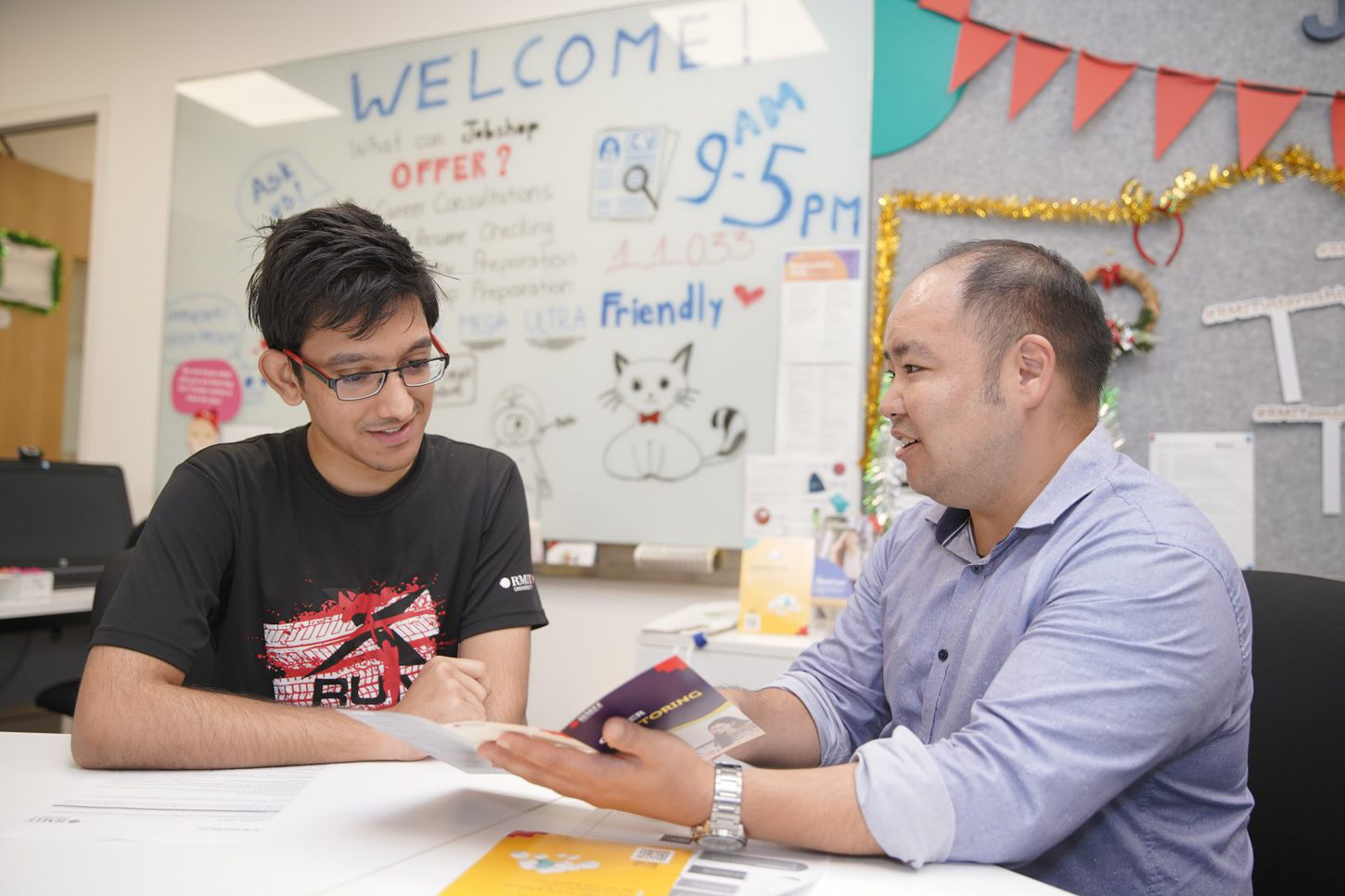 RMIT Vietnam’s career consultant Eric Asato (right) showed student available services at Career and Industry Relations unit.  