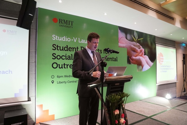 Giáo sư Rick Bennett trình bày mục tiêu của Studio•V, Trung tâm hỗ trợ và tiếp cận các vấn đề xã hội và môi trường tại Việt Nam.