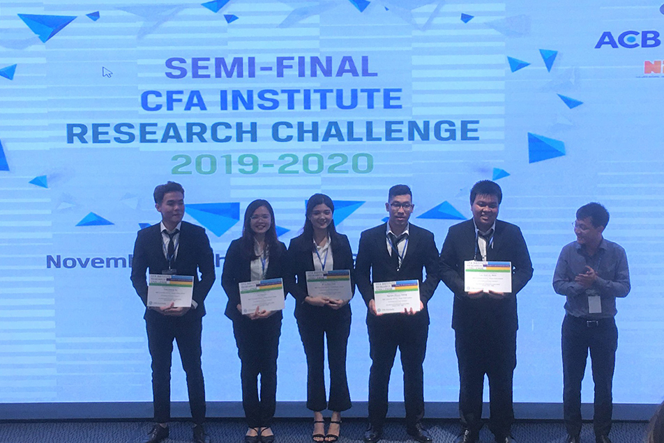 (Từ trái sang), thành viên nhóm tham gia thử thách nghiên cứu của Viện CFA gồm Trần Hoàng An, Vũ Hoà An, K’Lê Bảo Trân, Nguyễn Phước Hoàng (trưởng nhóm) và Lưu Đinh An Bình.  