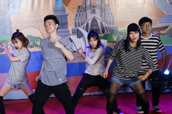 An và các bạn trong CLB Bước nhảy biểu diễn tại Ngày hội Đa văn hoá vào tháng 4 vừa qua.