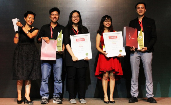 Nguyễn Bình An (thứ 2 từ trái qua) và Võ Đặng Ái Khang (ở giữa) nhận giải Vàng hạng mục Media trong Gala Young Spikes Việt Nam.