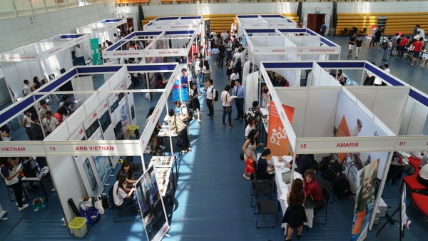 Hai mươi lăm công ty tham gia Triển lãm nghề nghiệp Đại học RMIT Việt Nam tại cơ sở Nam Sài Gòn.