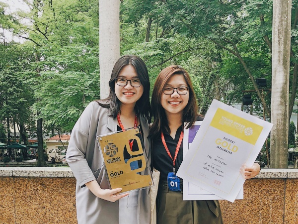 Lê Hồng Nhung (trái) và Lương Thu Trang, sinh viên RMIT Việt Nam, vinh dự nhận giải Vàng hạng mục Chiến dịch truyền thông tích hợp, bảng Sinh viên, tại cuộc thi sáng tạo Young Spikes 2018.