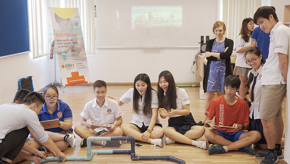 Các em học sinh trường Quốc tế TAS vui vẻ tham gia một buổi học của CODE4Schools. 