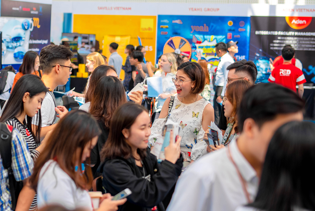 The Career Fair attracted nearly 1,060 participants, which students got to meet and present themselves in front of employers.