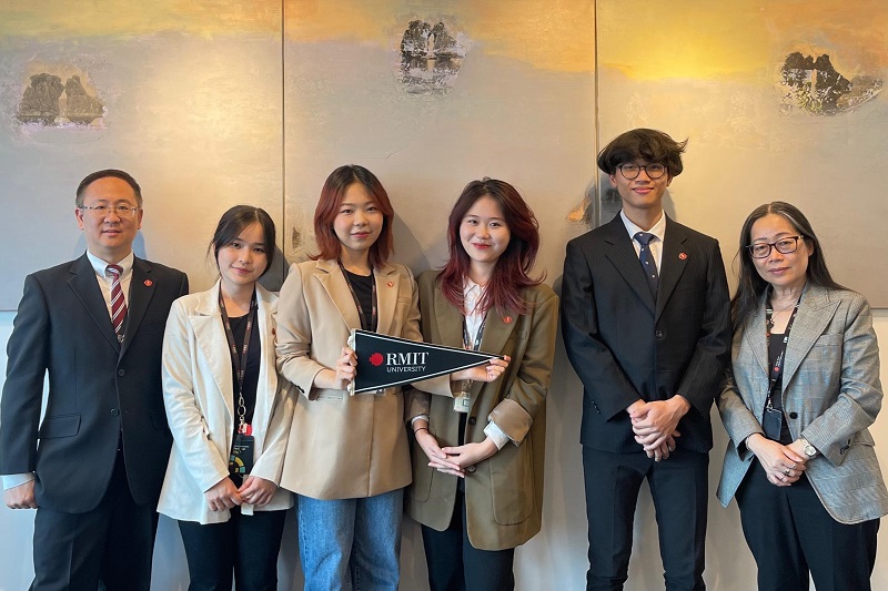(From left to right) RMIT lecturers and students: Dr Justin Matthew Pang, Dinh Le Bao Ngoc, Nguyen Pham Linh Dan, Pham Ngoc Bich Phuong, Dao Minh Nghia, and Dr Jackie Ong.