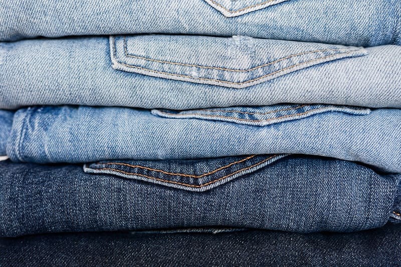 5 chiếc quần jeans với nhiều màu xanh khác nhau