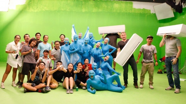 RMIT Vietnam alumnus Chau Chan Quyen and his team collaborate on the production of commercials for Dien May Xanh.