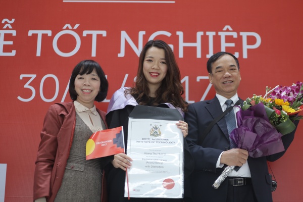 Hương và bố mẹ cùng tham dự Lễ tốt nghiệp RMIT Việt Nam vào tháng 11/2017.