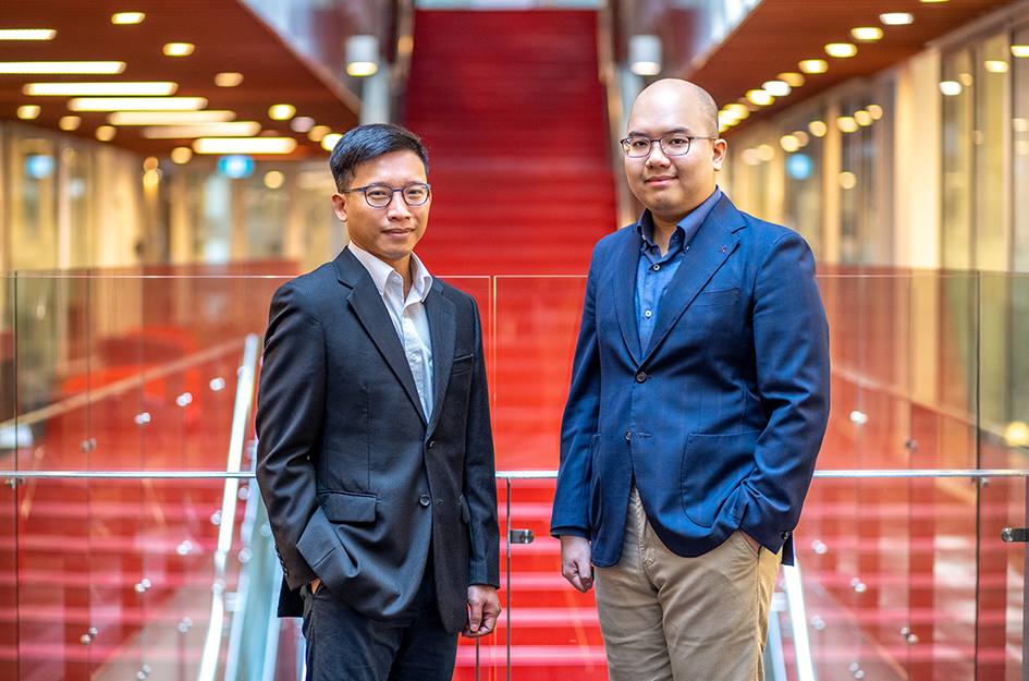 Giảng viên Khoa Khoa học và Công nghệ từ Đại học RMIT, Tiến sĩ Đặng Phạm Thiên Duy (bên phải) và Tiến sĩ Đinh Ngọc Minh (bên trái) cho biết doanh nghiệp và sinh viên nên tận dụng tối đa những gì công nghệ AI đem đến. 