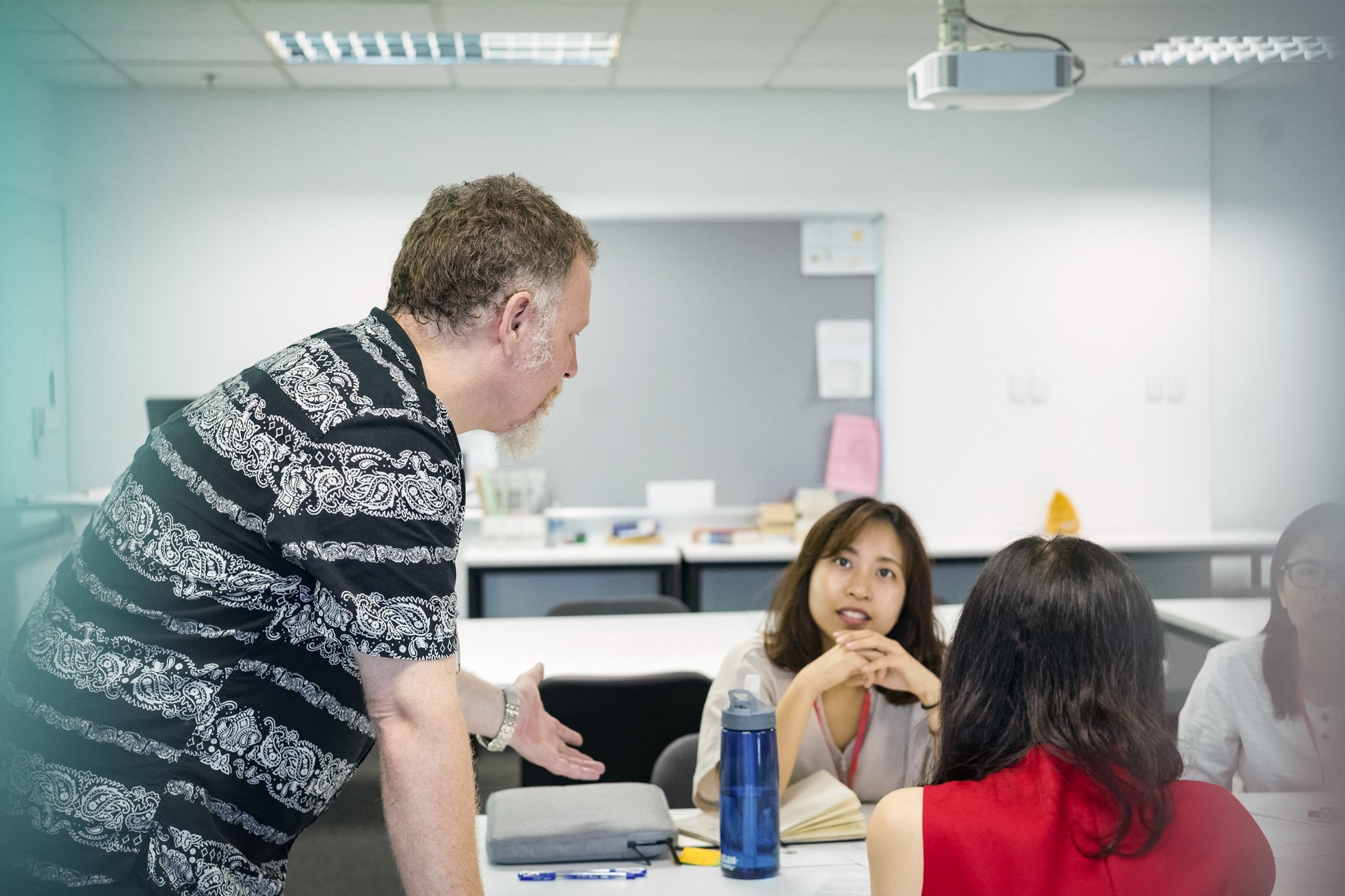 Thầy Adam Walford, giảng viên Đại học RMIT Việt Nam, chia sẻ nhiều phương pháp dạy tiếng Anh thú vị trong bài thuyết trình “Ý tưởng thực tiễn để khích lệ học viên” tại chương trình Teacher Talks ở Hà Nội.  