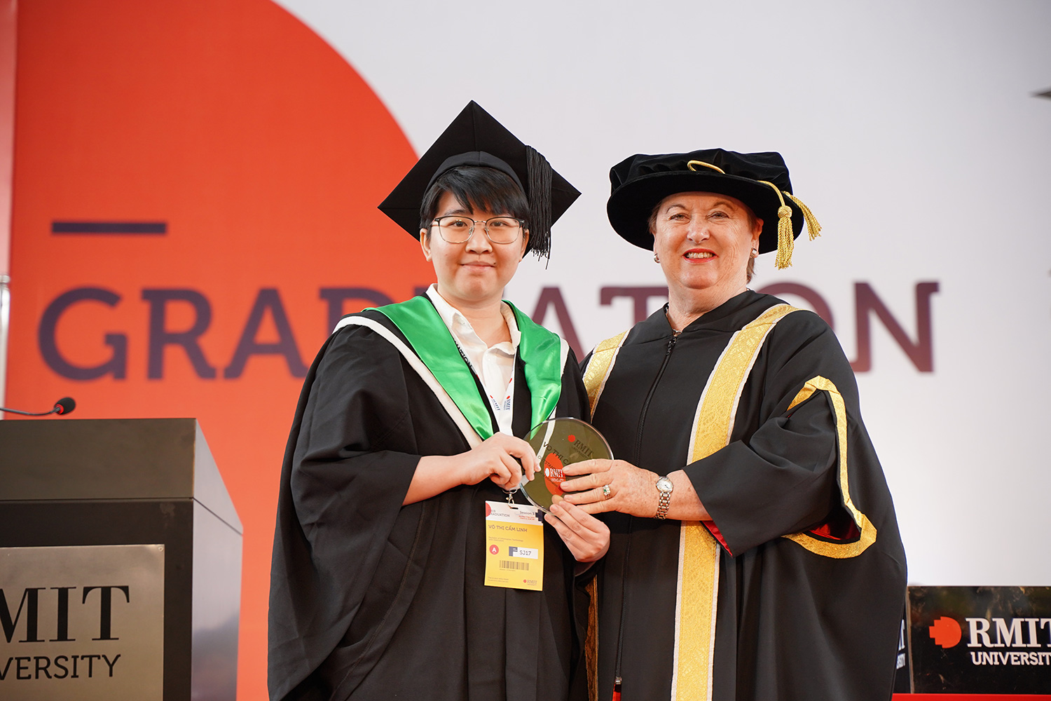Võ Thị Cẩm Linh, nữ sinh duy nhất của ngành Công nghệ thông tin, được trao danh hiệu Thủ khoa ngành nhờ hoàn thành chương trình học với điểm số cao nhất.  