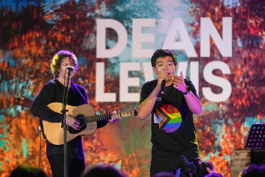 RMIT student Nguyen Tri Thuc performed the duet “In a Perfect World” with Dean Lewis.