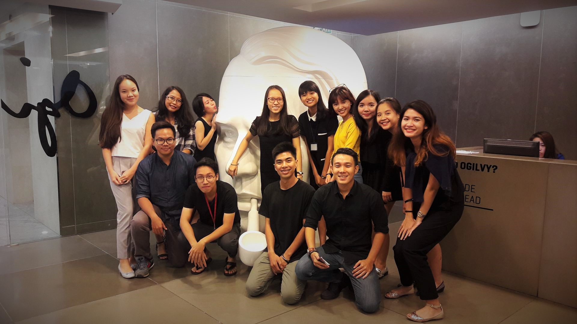 Nhóm sinh viên RMIT Việt Nam tại chương trình thực tập Ogilvy Fellowship, với Võ Thị Diễm Trang (hàng sau, thứ năm từ phải sang) và Phạm Phước Nghĩa (hàng trước, đầu tiên bên phải).