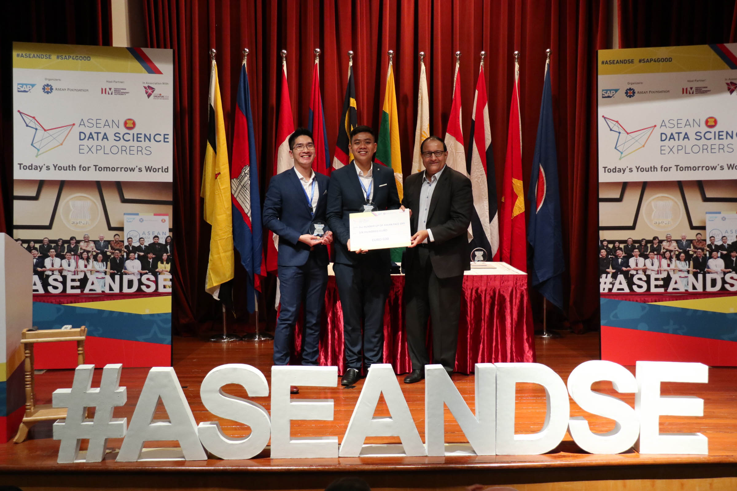 Singapore’s Minister for Communications and Information, S. Iswaran, presenting the third-place award to two RMIT Vietnam students, Nguyen Van Thuan and Mai Thanh Tung, in Singapore.