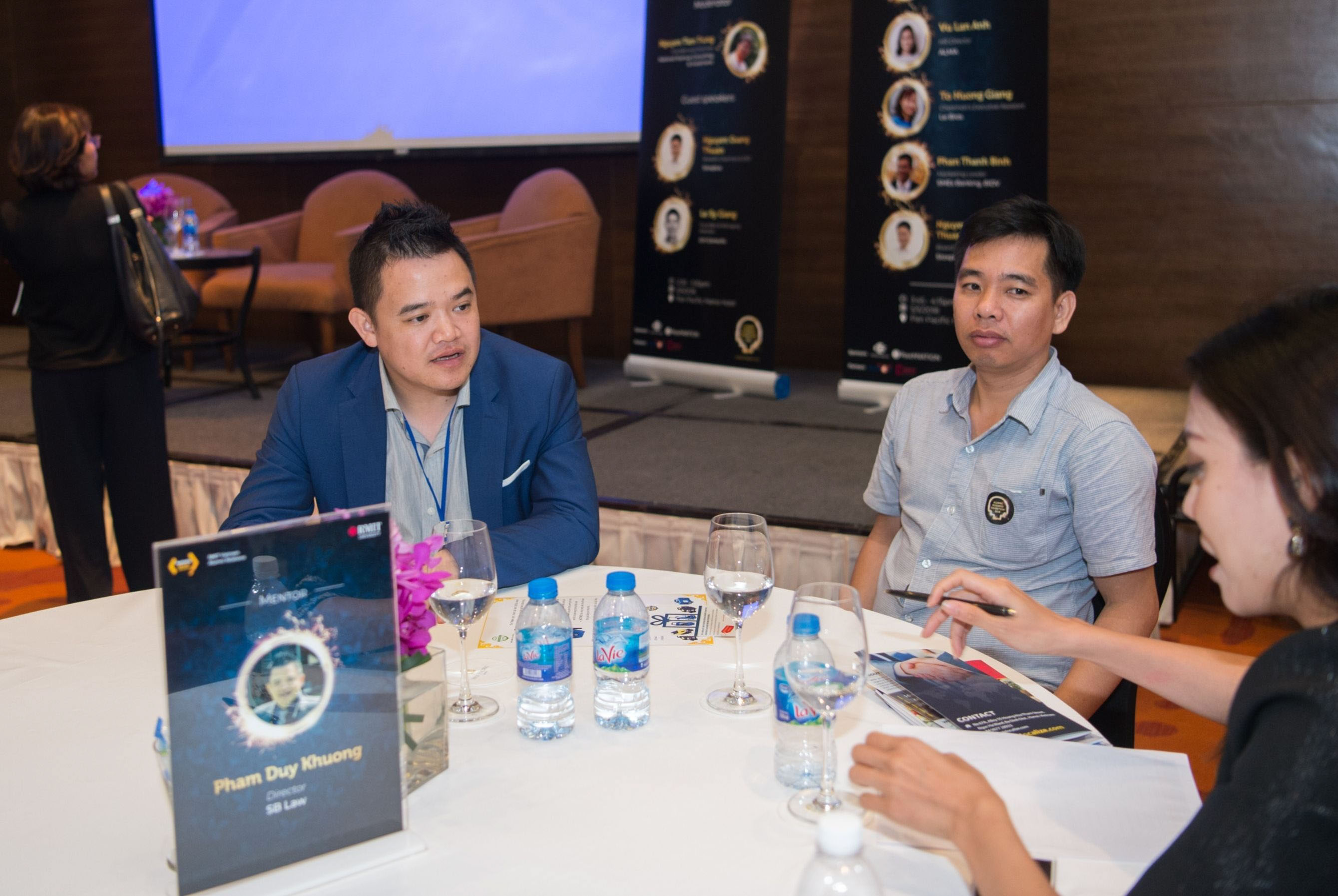 Ông Phạm Duy Khương (trái), Giám đốc Luật SB, chia sẻ kinh nghiệm trong phần Cố vấn nghề nghiệp nhanh tại triển lãm ở Hà Nội.