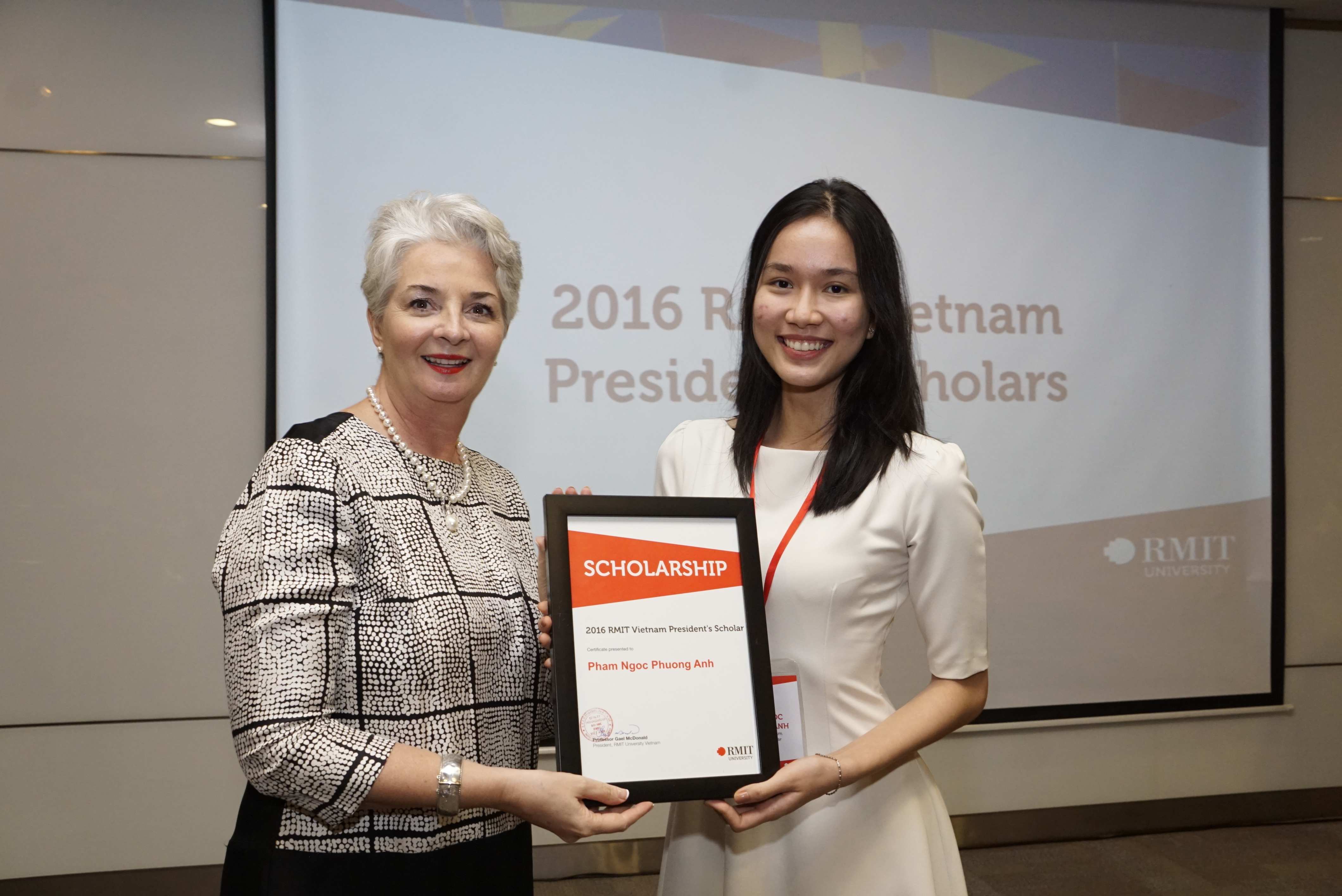 Pham Ngoc Phuong Anh receiving the 2016 President’s Scholar. 