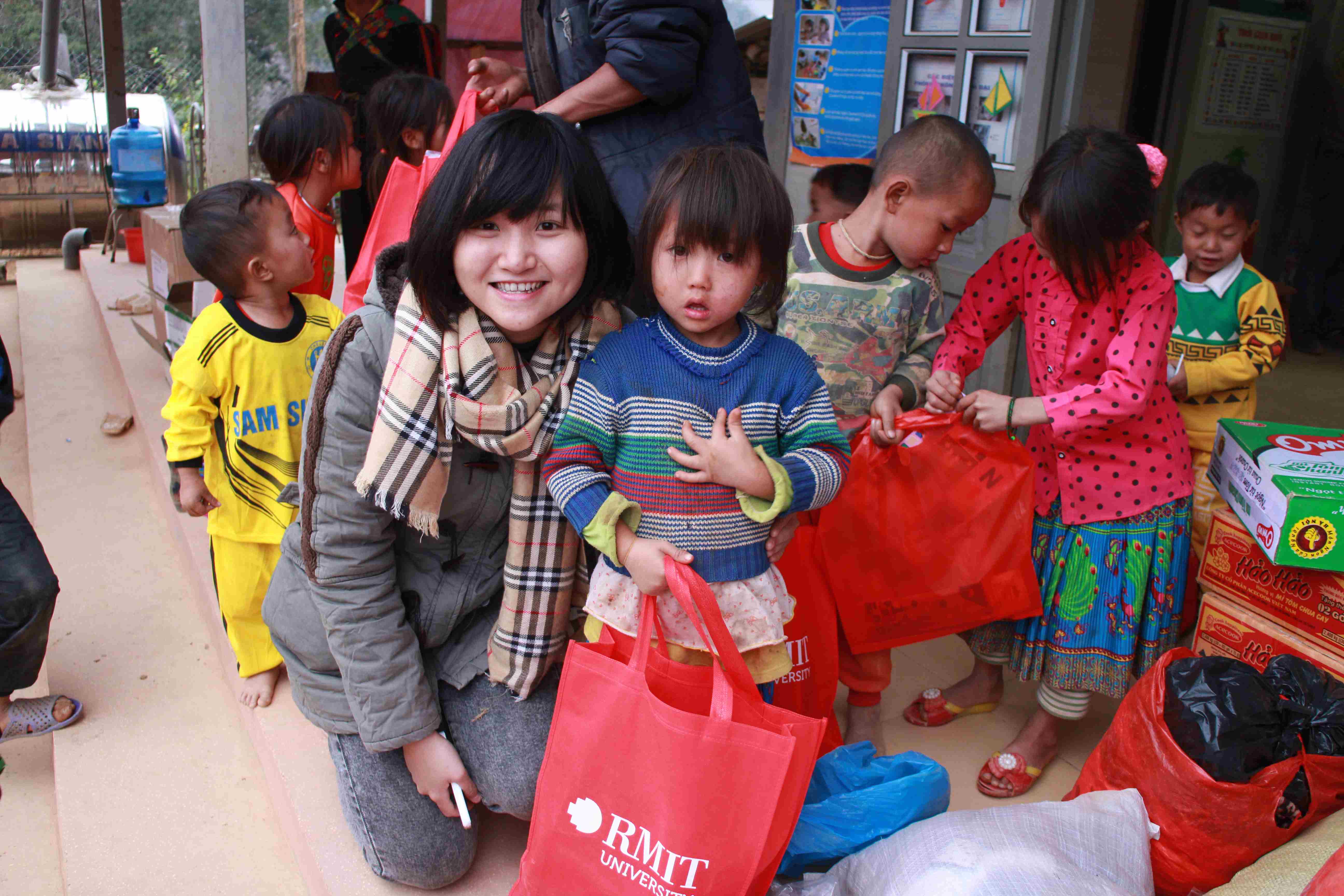 Green Leaf (Lá xanh), nhóm tình nguyện do nhân viên RMIT cơ sở Hà Nội sáng lập, đã trao quà cho 40 em tại trường mầm non Xa Lú, xã Chiềng Khừa, Mộc Châu, cách Hà Nội 220 km.
