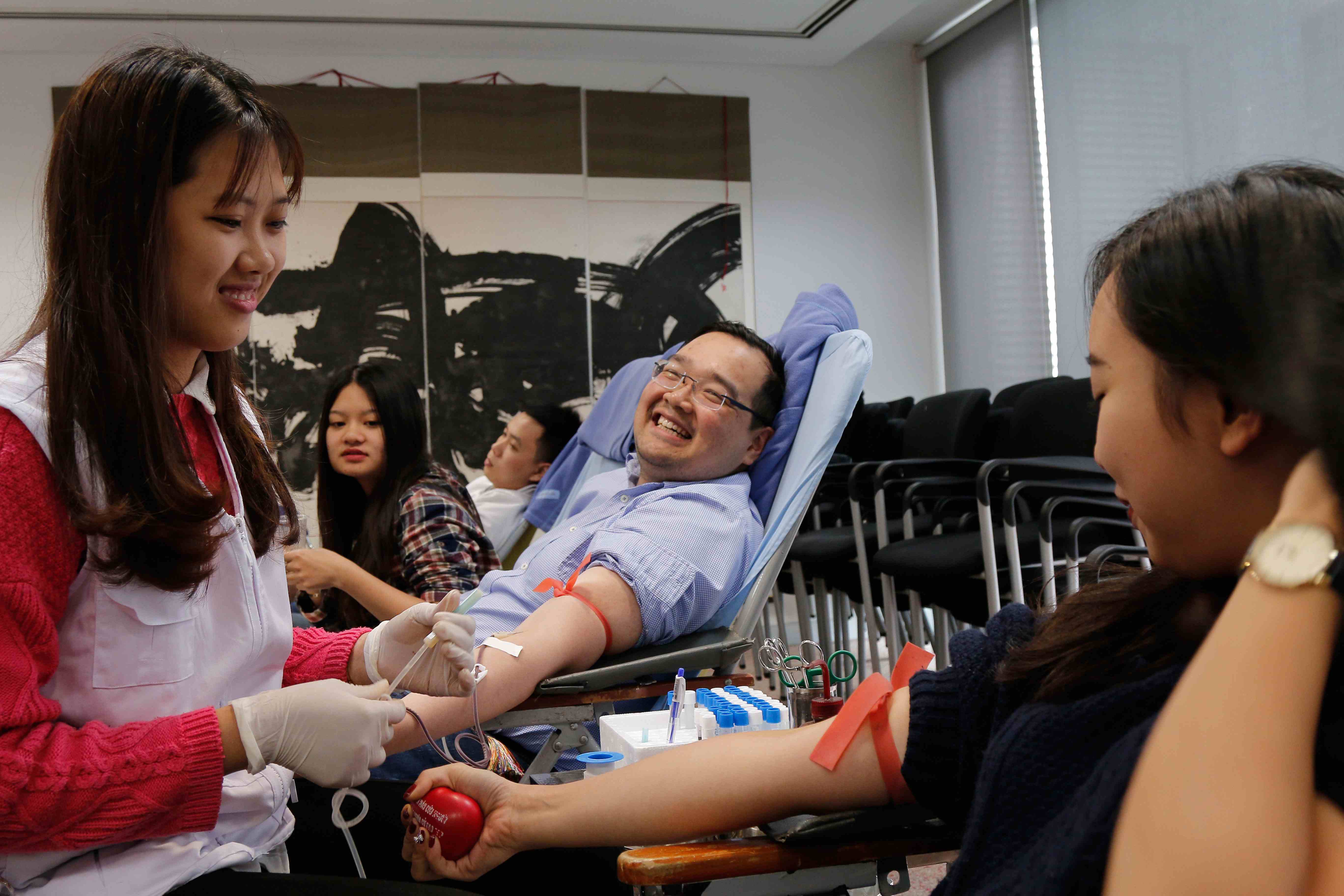 Led by the Environment Club, Hanoi students organised a Blood Donation Day. The event attracted many staff and students who donated blood to patients in need.