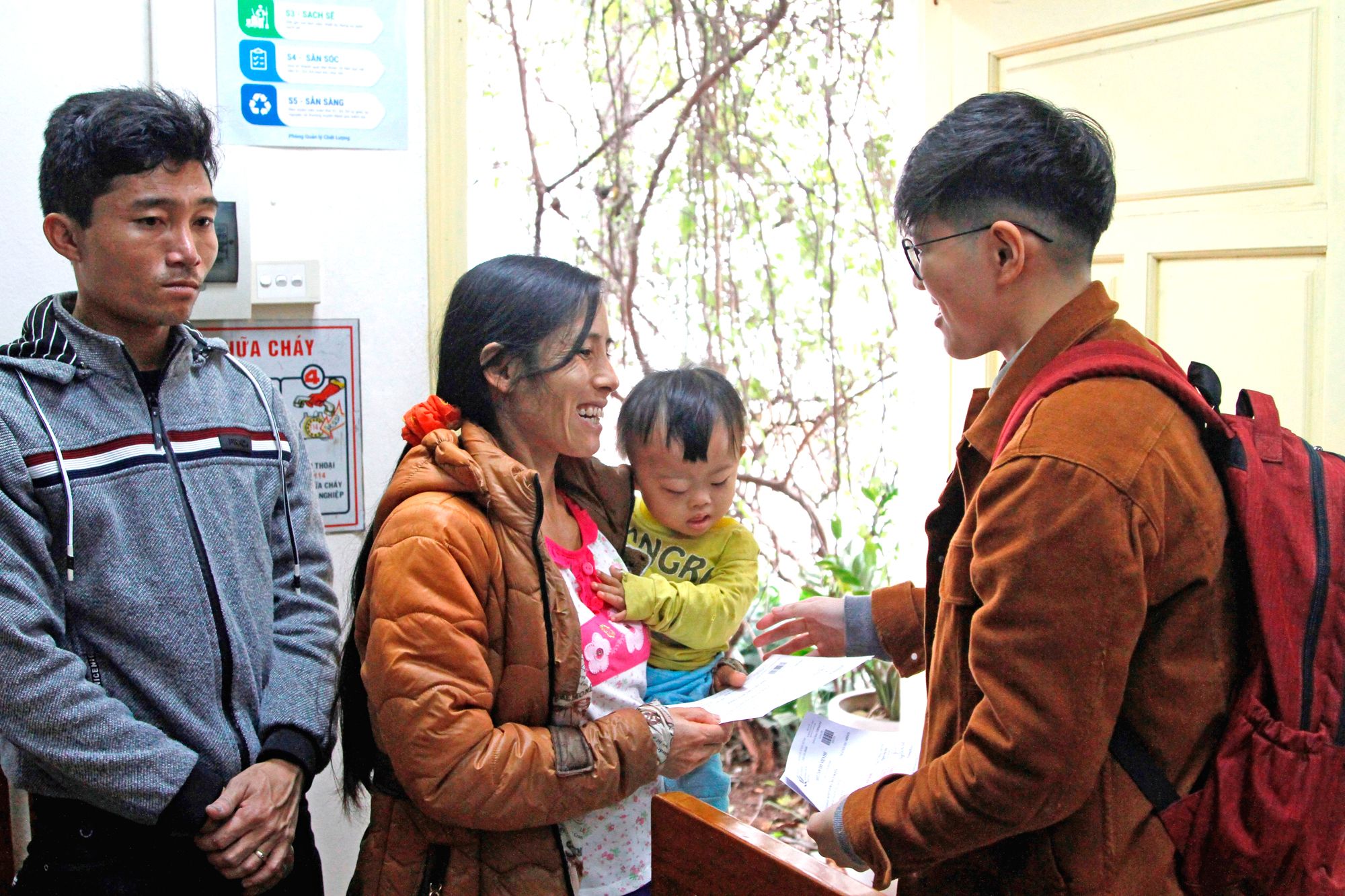 Current Media members presented a total of 25 million VND to ten families with children in the Vietnam National Hospital of Pediatrics. 