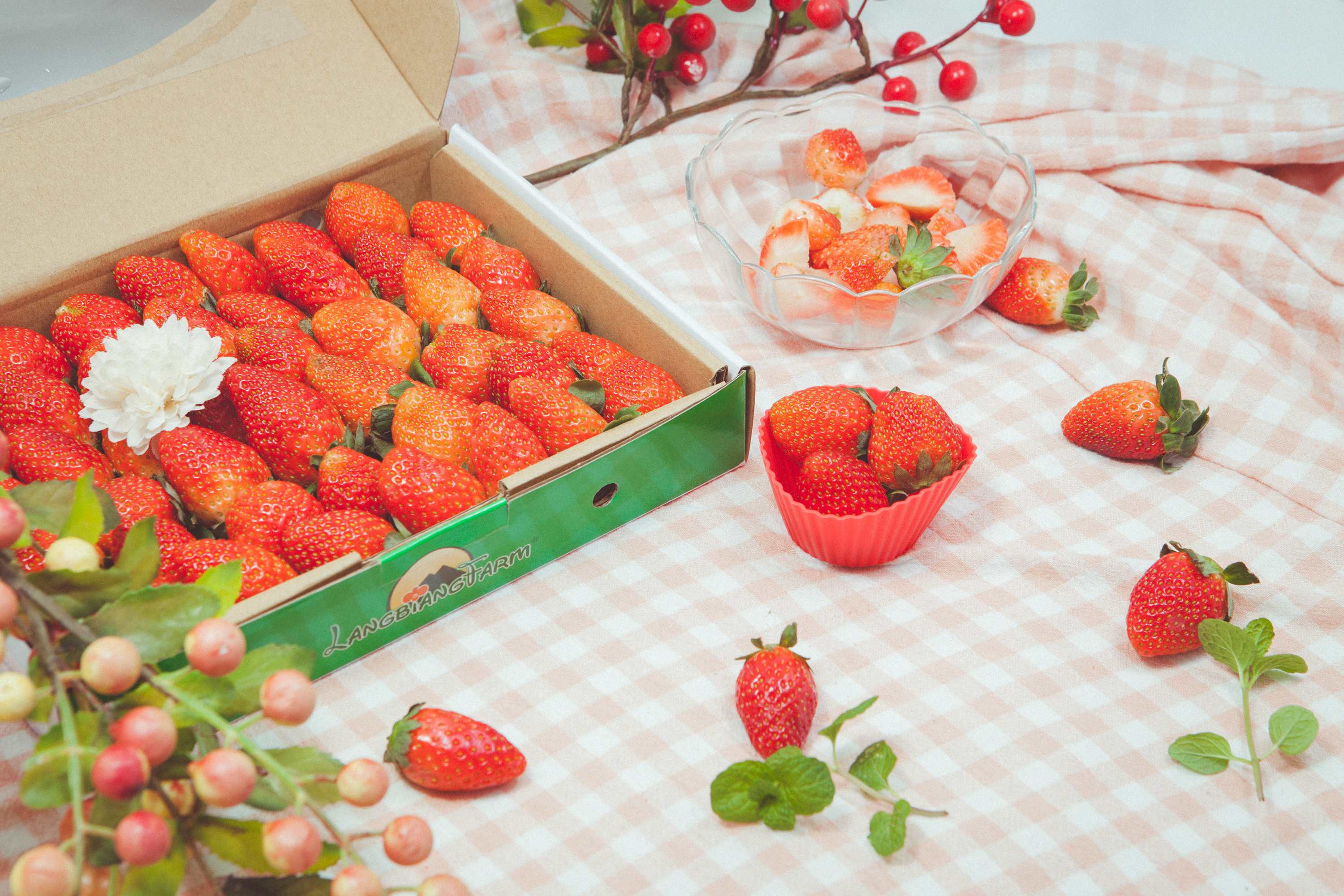 In addition to strawberries grown in Da Lat, Ngoc imports strawberries from Korea and cherries from the USA and Canada. 