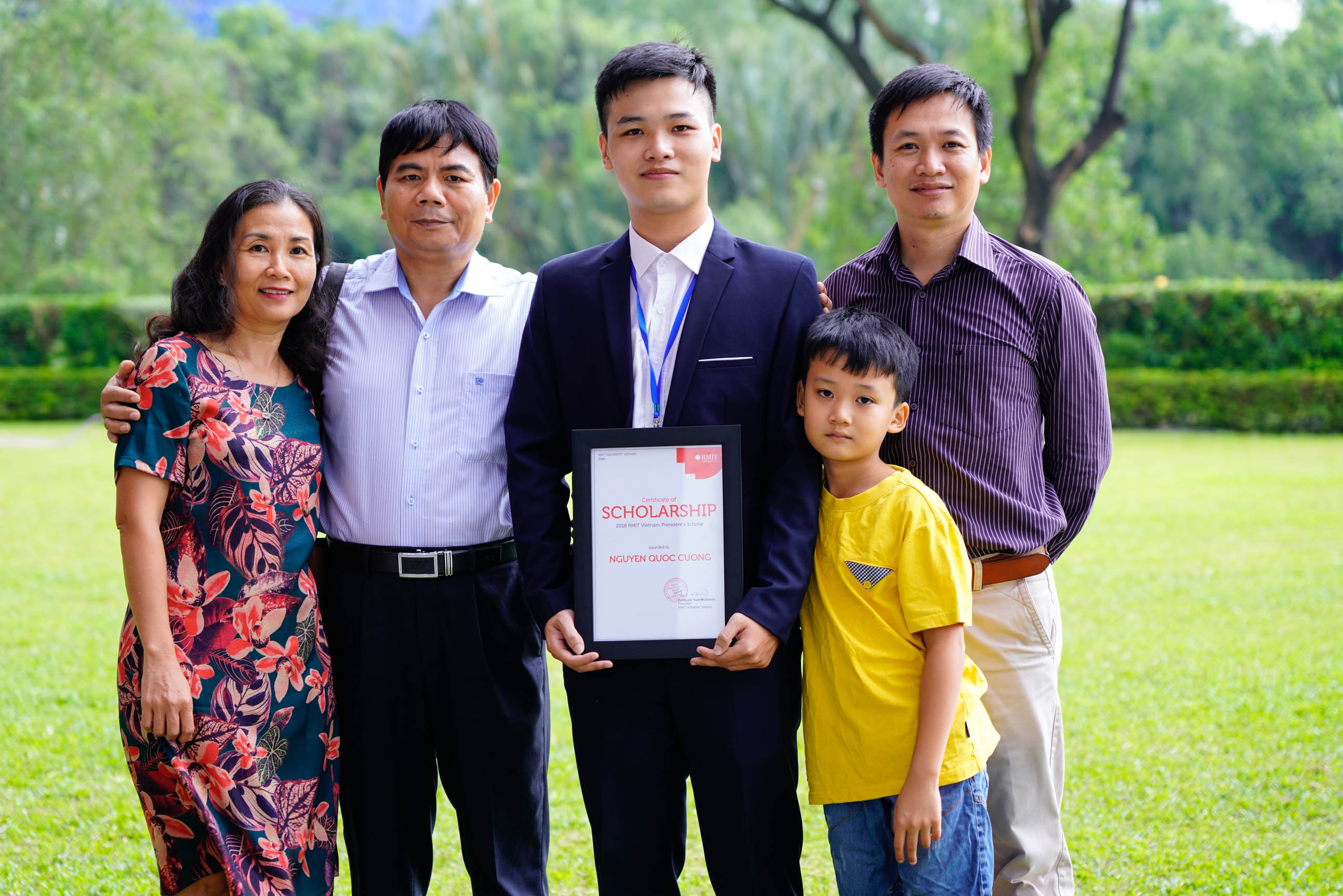 Quốc Cường cùng gia đình tại Lễ Trao học bổng RMIT Việt Nam 2018.