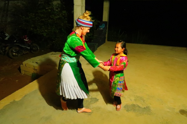 Cô Victoria học cách mặc trang phục truyền thống của dân tộc Dao và H’mông trong những ngày ở tại làng của họ.