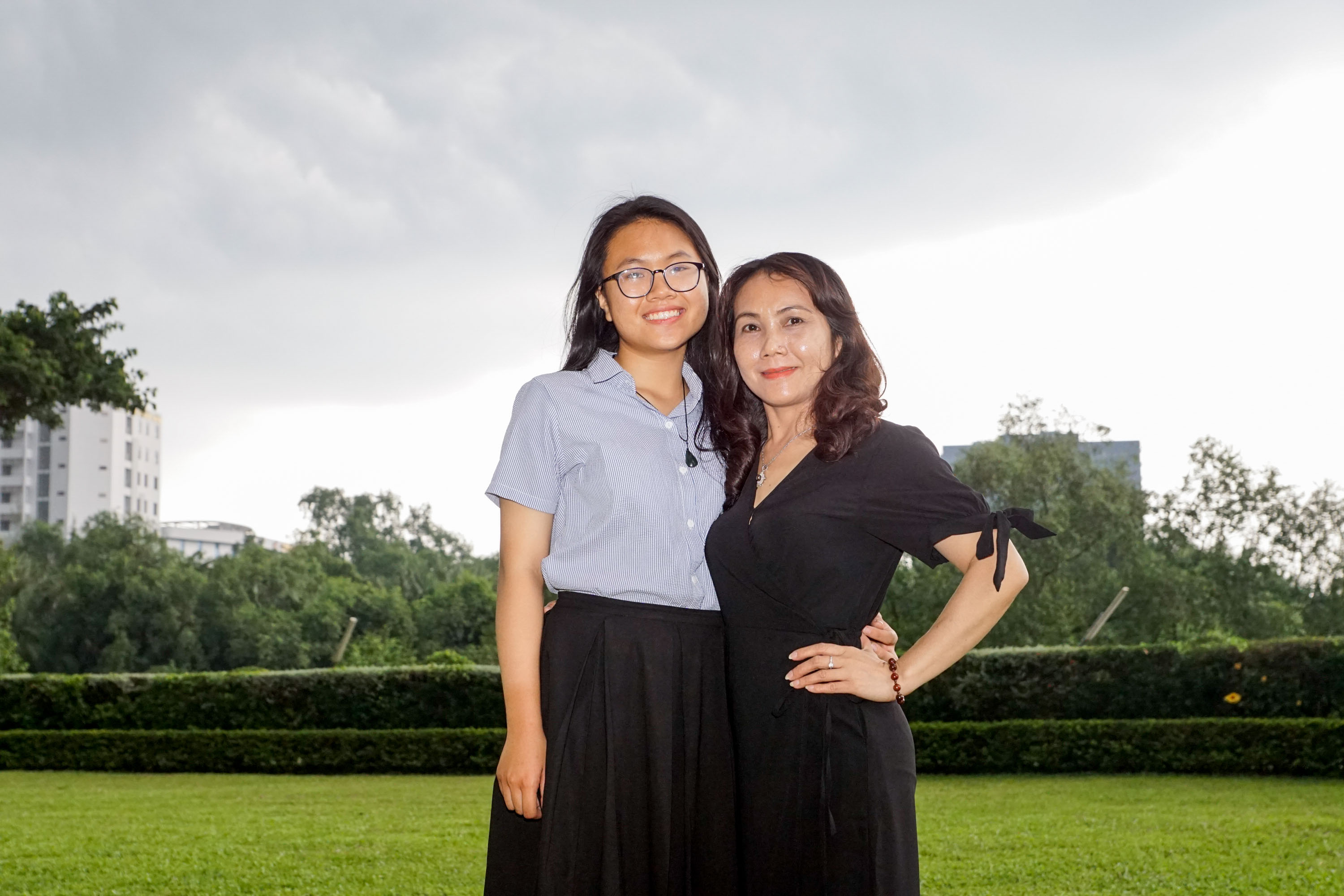 Thuy Tien and her mother at the Scholarship Presentation Ceremony