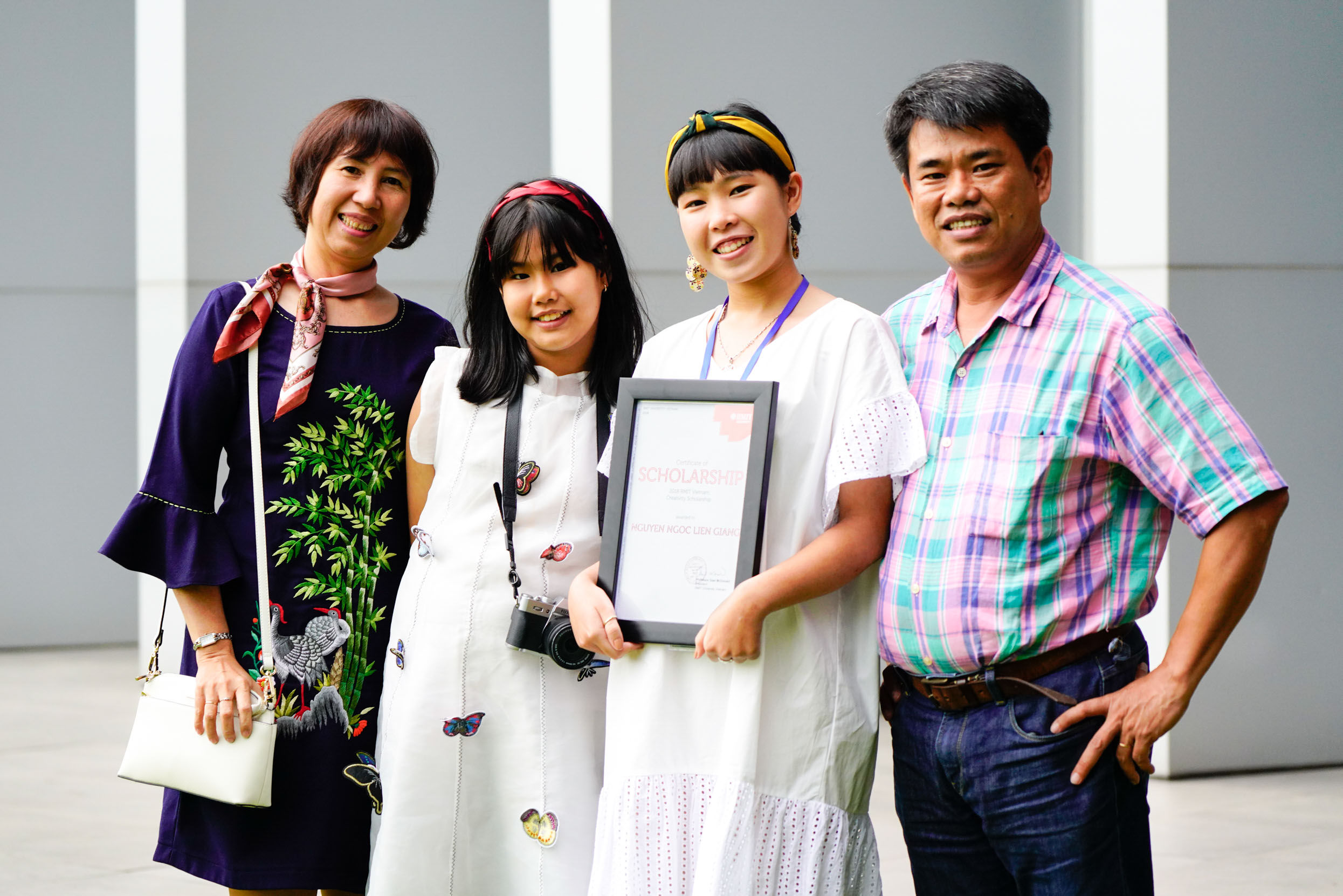 Liên Giang cùng gia đình mình sau khi nhận Học bổng các ngành học sáng tạo RMIT Việt Nam tại Lễ Trao học bổng. 
