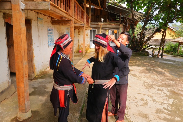 Cô Victoria học cách mặc trang phục truyền thống của dân tộc Dao và H’mông trong những ngày ở tại làng của họ.