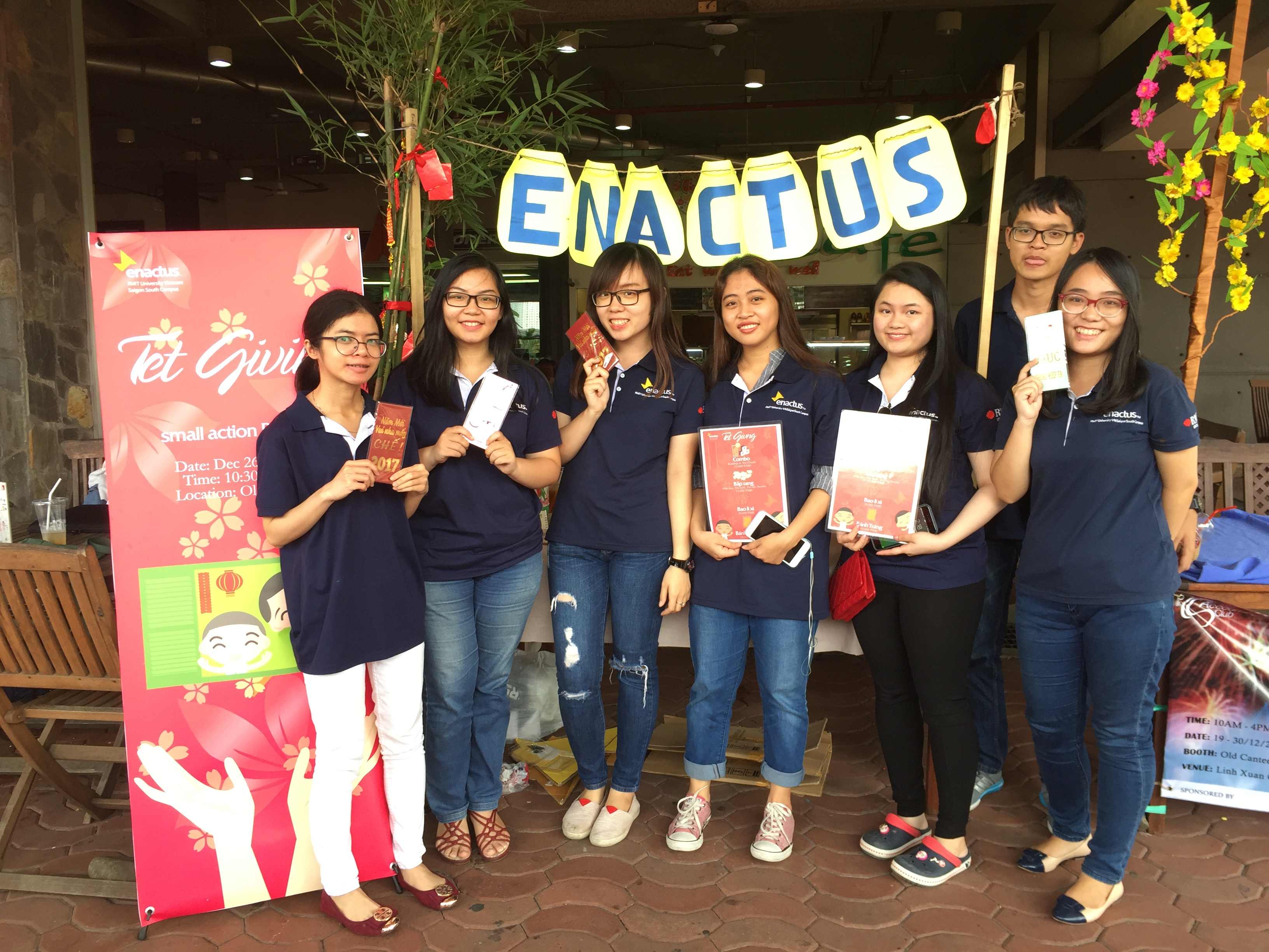Là một phần của chiến dịch Trao gửi yêu thương ngày Tết, CLB Enactus đã bán thiệp năm mới, phong bao lì xì và đồ ăn nhanh để gây quỹ cho trẻ em kém may mắn tại Mái ấm Tre xanh ở TP.  Hồ Chí Minh.