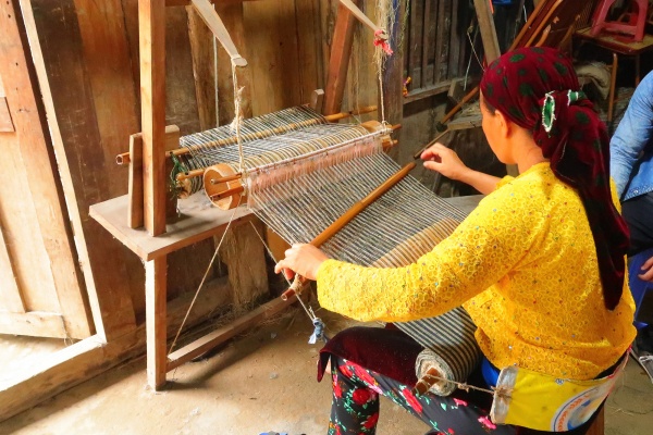 Tại một làng dệt ở Quản Bạ, cô Victoria nghiên cứu cách thợ thủ công người dân tộc sản xuất vải lanh, từ trồng cây, tách sợi đến nhuộm, dệt và may.