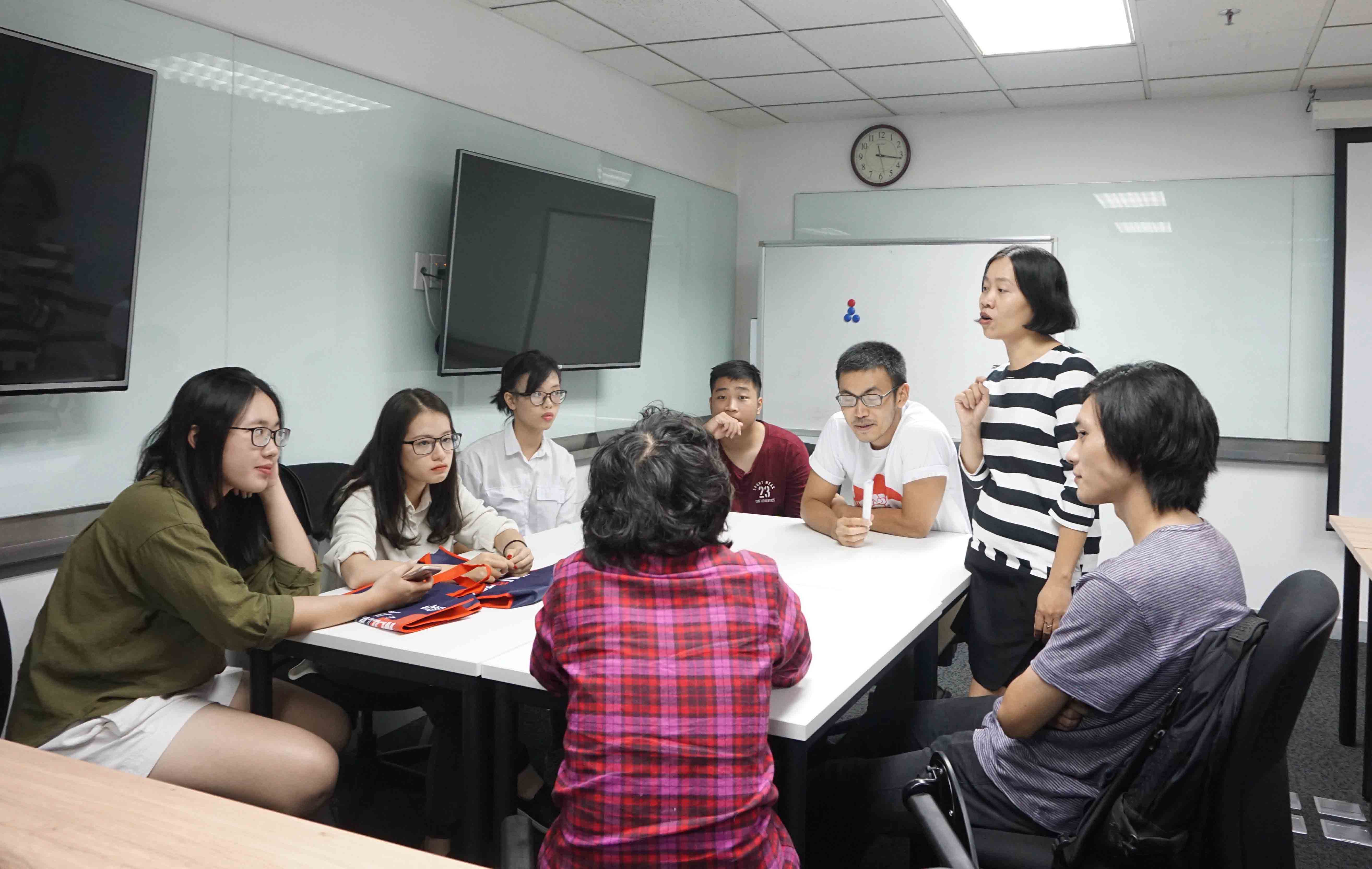 Students asked lecturers and staff questions about university life.                               