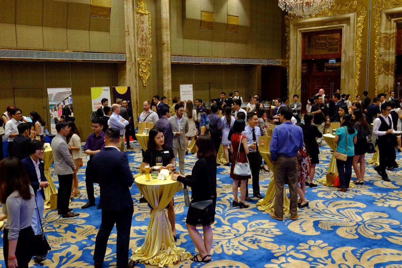 Hơn 200 cựu sinh viên, đại diện doanh nghiệp và cán bộ giảng viên trường đã tụ họp tại khách sạn Reverie ở TP. Hồ Chí Minh trong lễ ra mắt Chi hội Cựu sinh viên ngành Kinh doanh tại khu vực này.