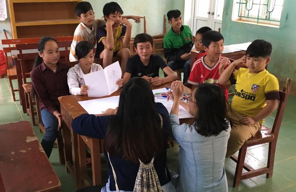 Sinh viên ngành Truyền thông (Truyền thông chuyên nghiệp) đang thực hiện phỏng vấn nhóm tại huyện  Kim Bôi, tỉnh Hòa Bình.