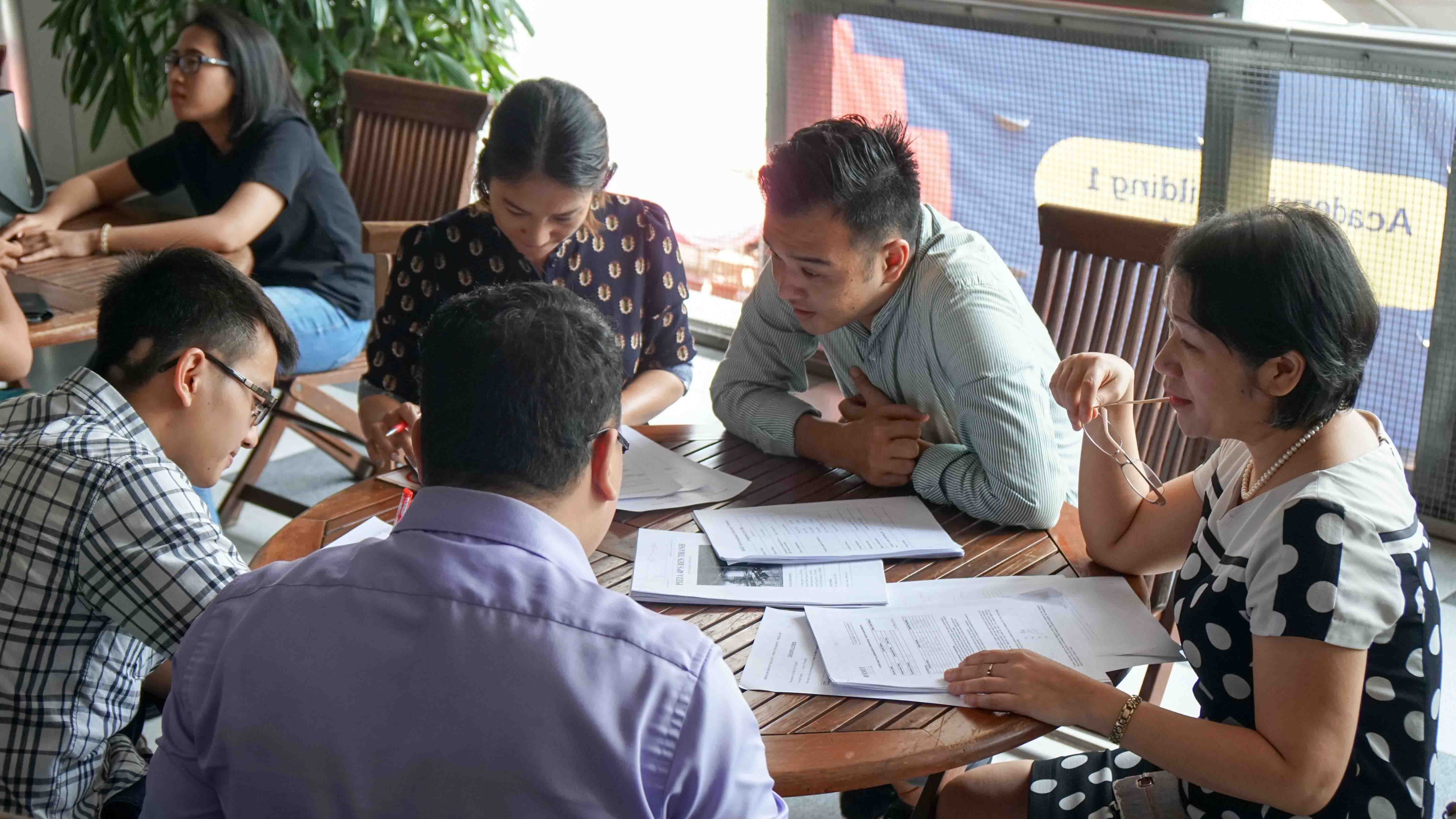 School of Business & Management Associate Lecturer Nguyen Anh Thu (right) discusses the student projects with Pizza 4Ps’ representatives.