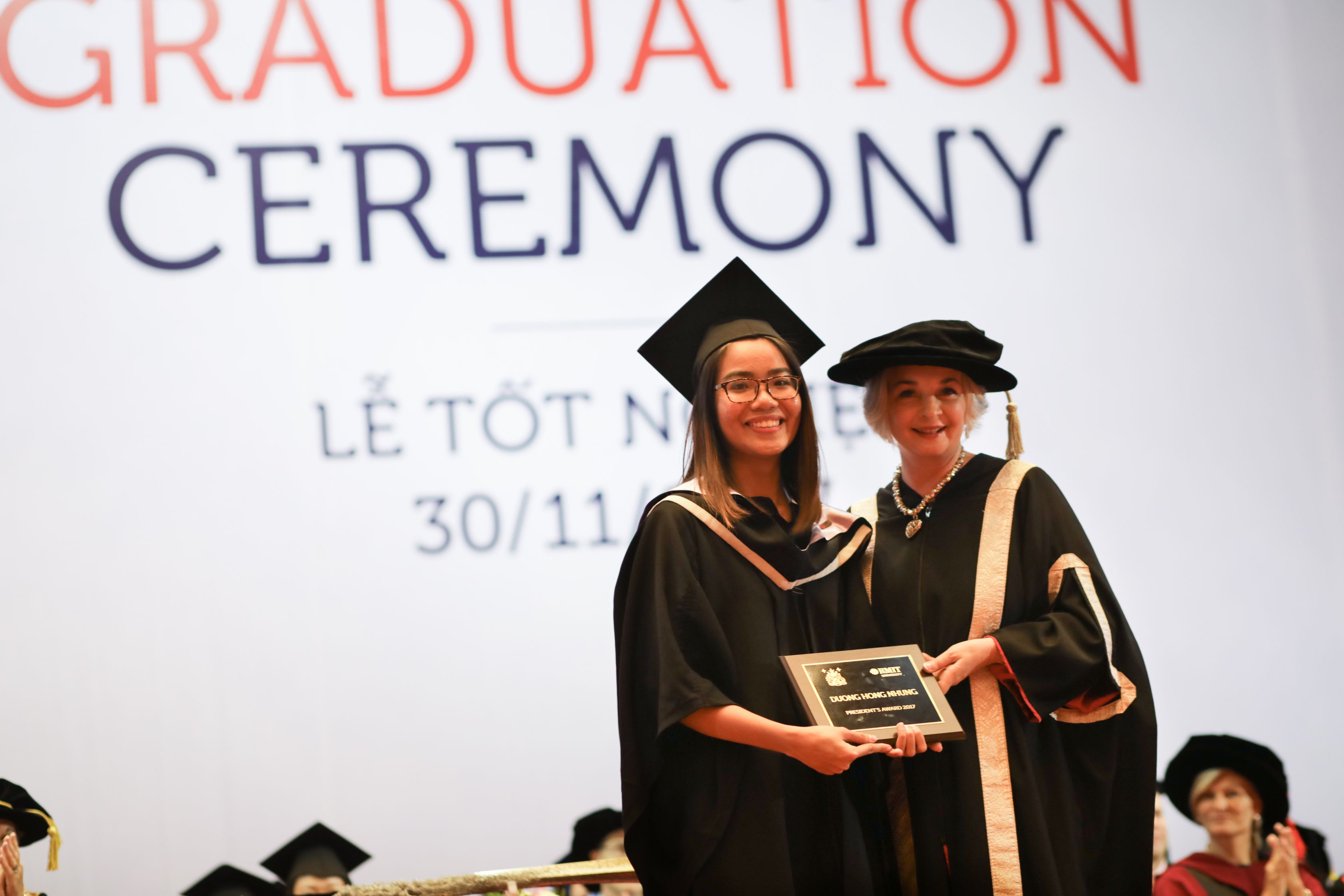 Bachelor of Business (International Business) graduate Duong Hong Nhung received the President’s Award from Professor Gael McDonald.