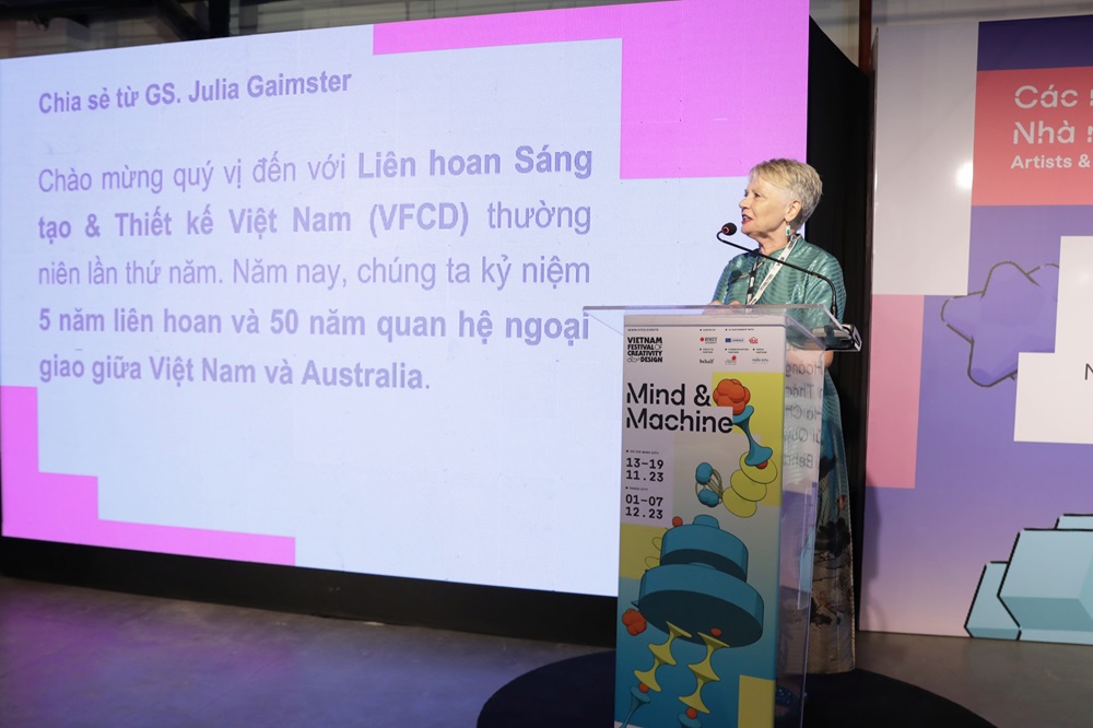 Giáo sư Julia Gaimster (Đại học RMIT) phát biểu tại lễ khai mạc VFCD 2023 diễn ra tối ngày 13/11/2023 tại Hải An Gallery, TP. Hồ Chí Minh.