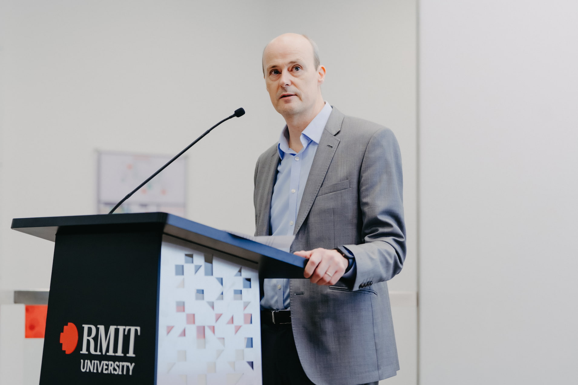 Giáo sư Scott Thompson-Whiteside, Tổng giám đốc Đại học RMIT Việt Nam, gửi lời chào mừng đến phụ huynh của tân sinh viên.  